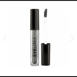 Model Co metallic eyeshadow in granite